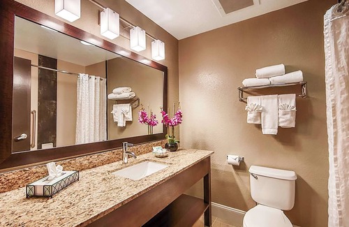 Orlando Hotel | Serene Room w/ Pool & Laundry Access – Orlando Gem | Close to Theme Parks