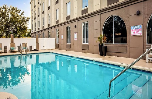 Orlando Hotel | Serene Room w/ Pool & Laundry Access – Orlando Gem | Close to Theme Parks