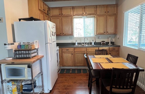 Arrowbear Lake Cabina | Serene Running Springs cabin. A cozy retreat steps to the National Forest