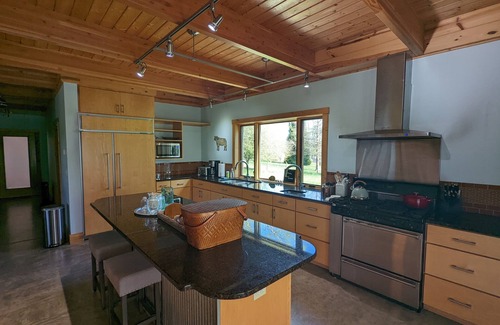 Athens Otro | Serene Rural Retreat w/ Stunning Views - Just a short drive from hiking and OU!