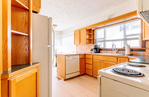 Sumner Casa | Serene Sumner 2BR w/ Parking, nr Parks, Schools & Markets, by Blueground