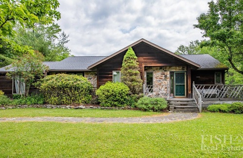 Eagles Mere Cabaña | Vista serena del lago en "Blueberry Run" en Eagles Mere