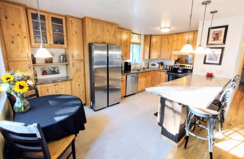 Flagstaff Casa | ¡UBICACIÓN! Escapada de amantes de la naturaleza - Hermosa casa cerca del centro de la ciudad! Relájate en Pines!