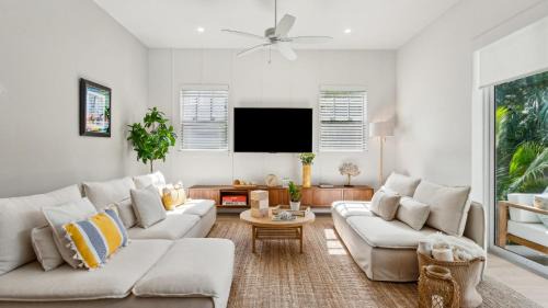 Vilano Beach Casa | Serenity at Surfside by AvantStay Pool Porches Fire Pit Arcade Near Vilano Beach