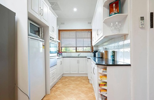 Largs North Casa | Serenity by the Sea: 4BR Home with beach views