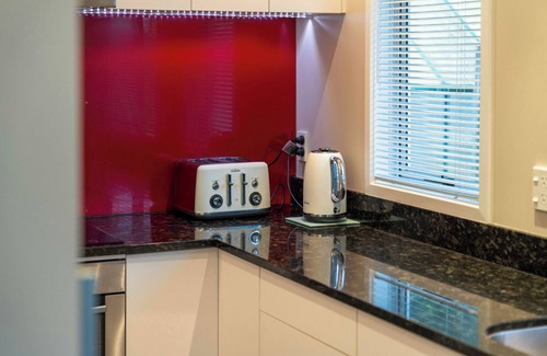 Waipahihi Casa | Serenity Cottage - Taupo Holiday Home