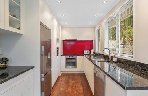 Waipahihi Casa | Serenity Cottage - Taupo Holiday Home