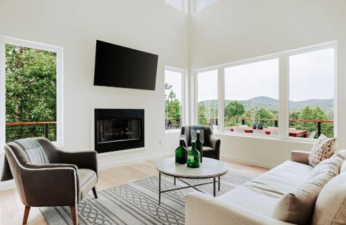 Young Harris Casa | Serenity Now 4br Fall Retreat Deck Fireplace