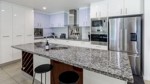 Sandstone Point Casa | 'serenity On Spinnaker'