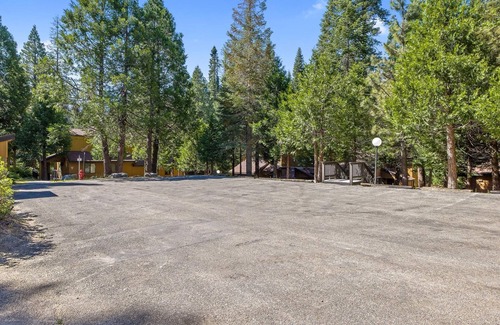 Shaver Lake Casa | Serenity Townhouse: Mountain Views, Pool &Hot Tub