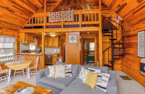 Blue Ridge Cabina | Serenity Wood- The place for daytime outdoor adventures & cozy nights