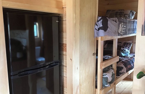 Weikert Cabina | Charming 3-room cabin in Millmont with fire pit, AC, freeWiFi, hammock and porch