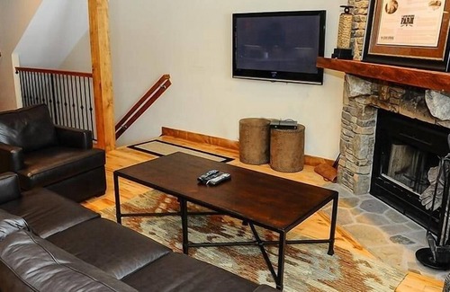 Champion Casa | Seven Springs 3 Bedrooms Premium Townhome, Great for Families 3 Townhouse by Redawning