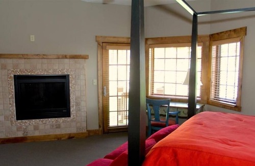 Champion Casa | Seven Springs 3 Bedrooms Premium Townhome, Great for Families 3 Townhouse by Redawning