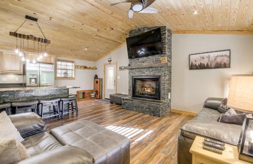 Pigeon Forge Casa | Sevierville Cabin about 3 Mi to the Island!