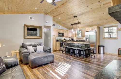 Pigeon Forge Casa | Sevierville Cabin about 3 Mi to the Island!