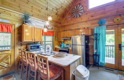 Sevierville Cabina | Sevierville Cabin: Private Deck, Community Pool!