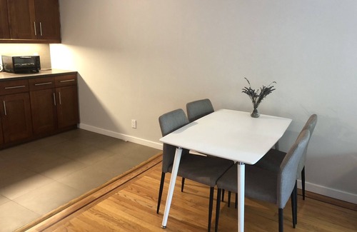 Burlingame Park Apartamento | SFO | Dtown Burlingame| Kitchen Island | Privacy