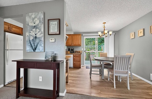 Silver Lake Casa | Shabby Chic 3BR Lake Retreat – Walk to Park, Shops, & More