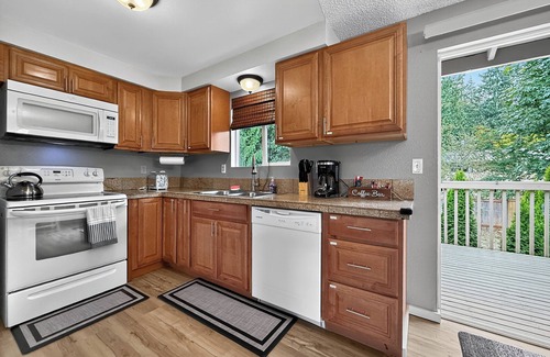 Silver Lake Casa | Shabby Chic 3BR Lake Retreat – Walk to Park, Shops, & More