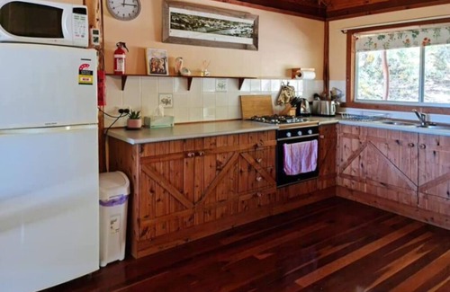 Grattai Casa | Shady Creek near Mudgee, nestled in natural Australian bushland.