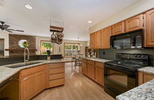 Loveland Casa | Shady Grove 4 King Beds, Dog Run & Outdoor Fun