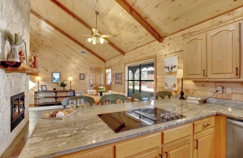 Fredericksburg Casa | Shady Lane Lodge - Near Town & Wheelchair Access