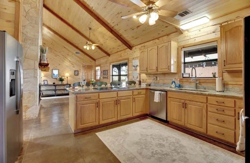 Fredericksburg Casa | Shady Lane Lodge - Near Town & Wheelchair Access