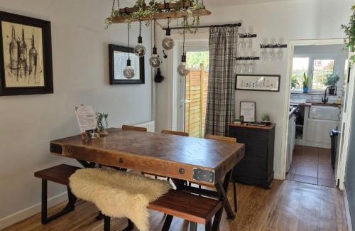 Salisbury Casa | 'Shakespeare Cottage' - Free Parking near Salisbury Railway Station & Walk to City