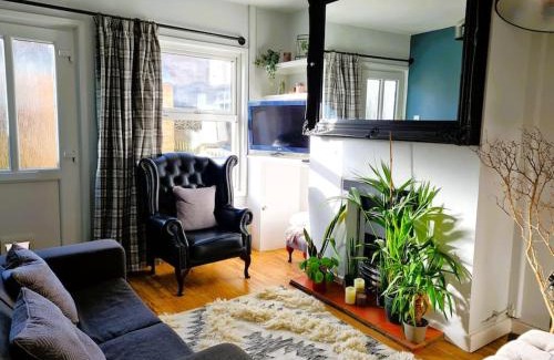 Salisbury Casa | 'Shakespeare Cottage' - Free Parking near Salisbury Railway Station & Walk to City