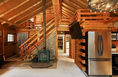 Sault Ste. Marie Cabina | Shaky Jack’s Cabin - Secluded log cabin close to lovely Sault Ste. Marie