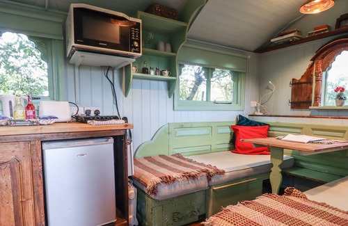 Newcastle-on-Clun Cabaña | SHANTI, pet friendly, character holiday cottage in Beguildy