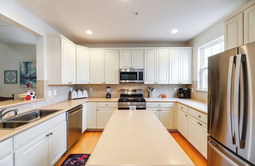 Ocean View Apartamento | Shared Pool & Bay Access: Ocean View Retreat