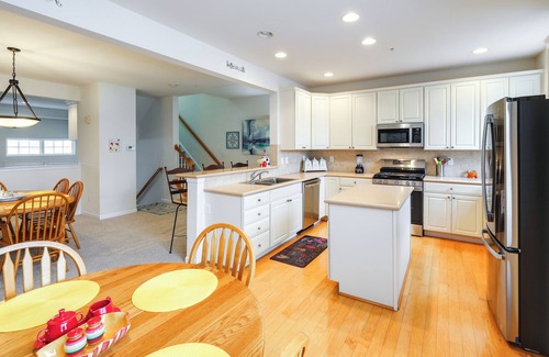 Ocean View Apartamento | Shared Pool & Bay Access: Ocean View Retreat