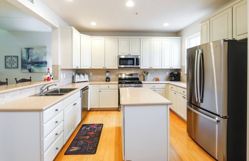 Ocean View Apartamento | Shared Pool & Bay Access: Ocean View Retreat