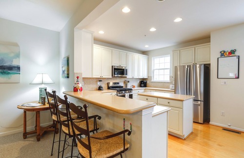 Ocean View Apartamento | Shared Pool & Bay Access: Ocean View Retreat