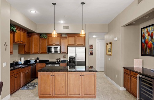 Foothills Casa | Shared Poolside Fun~Hot Tub~Gym & More