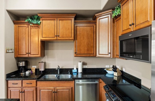 Foothills Casa | Shared Poolside Fun~Hot Tub~Gym & More