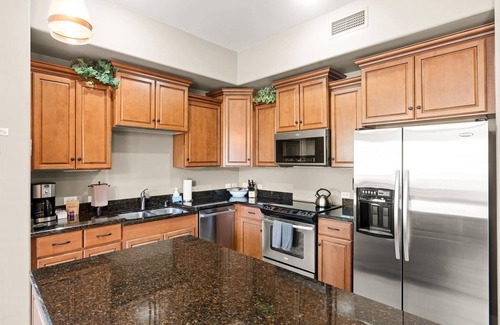 Foothills Casa | Shared Poolside Fun~Hot Tub~Gym & More
