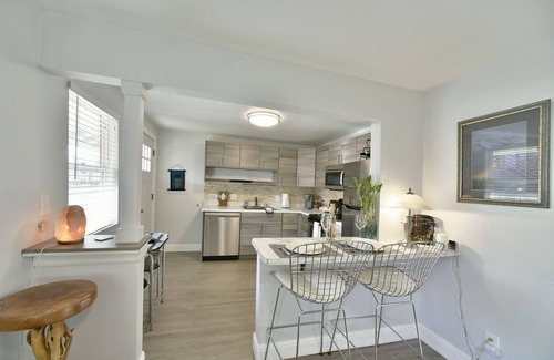 Mount Shasta Cabaña | Moderno y recientemente remodelado. Shasta Serenity, Sunny cottage. Zona céntrica.