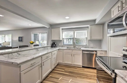 Sheboygan Apartamento | Sheboygan Getaway w/ Yard: 1 Mi to Lake Michigan