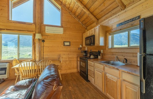 Cameron Cabina | Sheep Creek Cabin B es una cabaña acogedora con vistas increíbles y ubicación privilegiada.