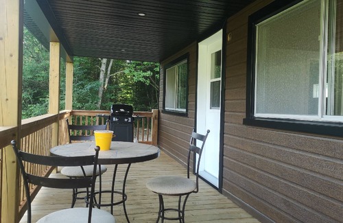 Sainte-Marguerite Chalet De Esquí | Sheira Shack: riverside, campfire, Wi-Fi, AC, BBQ, for 2, pets welcome!