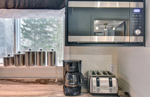 Riviere-Rouge Chalet De Esquí | Sheldon Lake front house with A HotTub