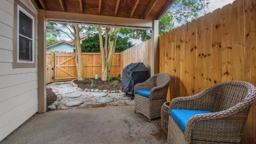 Mount Pleasant Casa | Shem Creek Retreat by AvantStay 10 Mins to Downtown Charleston Yard Patio