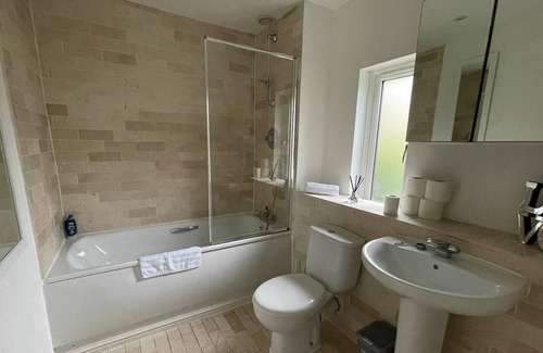 Knowle Sands Casa | Shenley House with Garden, Free Parking & Smart TV with Netflix by Yoko Property