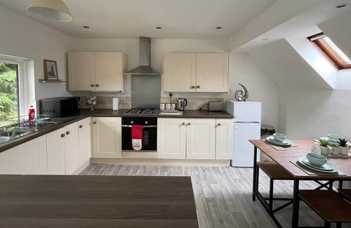 Knowle Sands Casa | Shenley House with Garden, Free Parking & Smart TV with Netflix by Yoko Property
