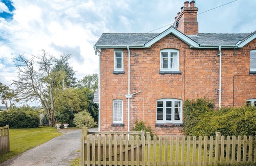 Bridgnorth Cabaña | SHEPHERD'S COTTAGE, pet friendly, with open fire in Bridgnorth