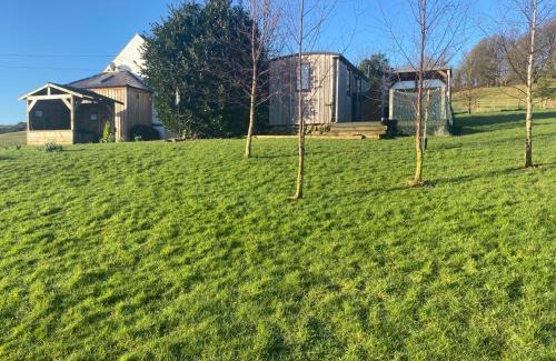 Newbridge Casa | Shepherds hut-hot tub-dog friendly -views