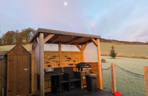 Newbridge Cabina | Shepherds hut-hot tub-dog friendly -views